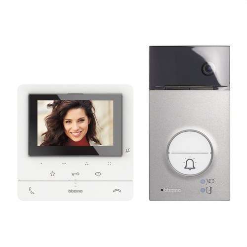 Kit vidéo 1 logement 2 fils plaque LIGNE 3000 et moniteur mains libres Classe 100 avancé avec la référence 364612 de la marque BTICINO