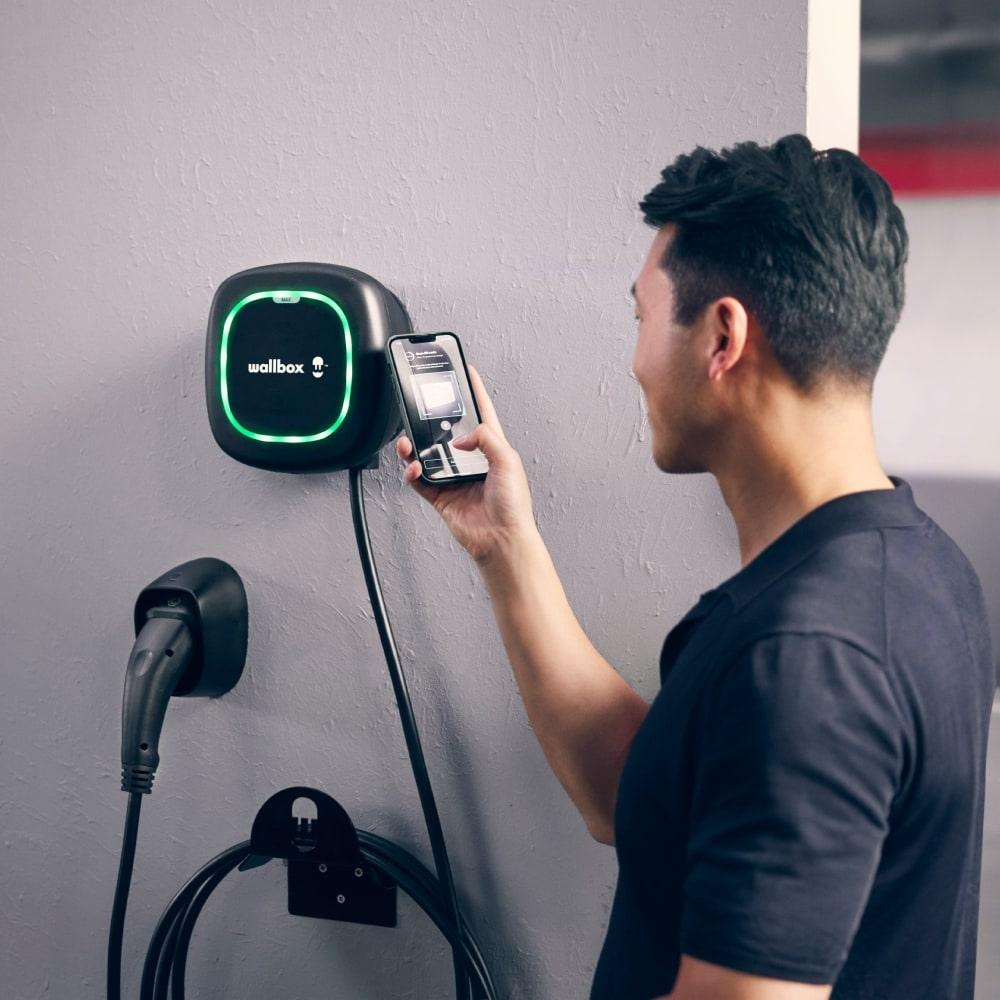 Chargeur de voiture électrique triphasé noir WallBox Pulsar-Max 22 kW avec câble de 7 mètres de type 2 avec la référence PLP2-M-2-4-9-002 de la marque WALLBOX