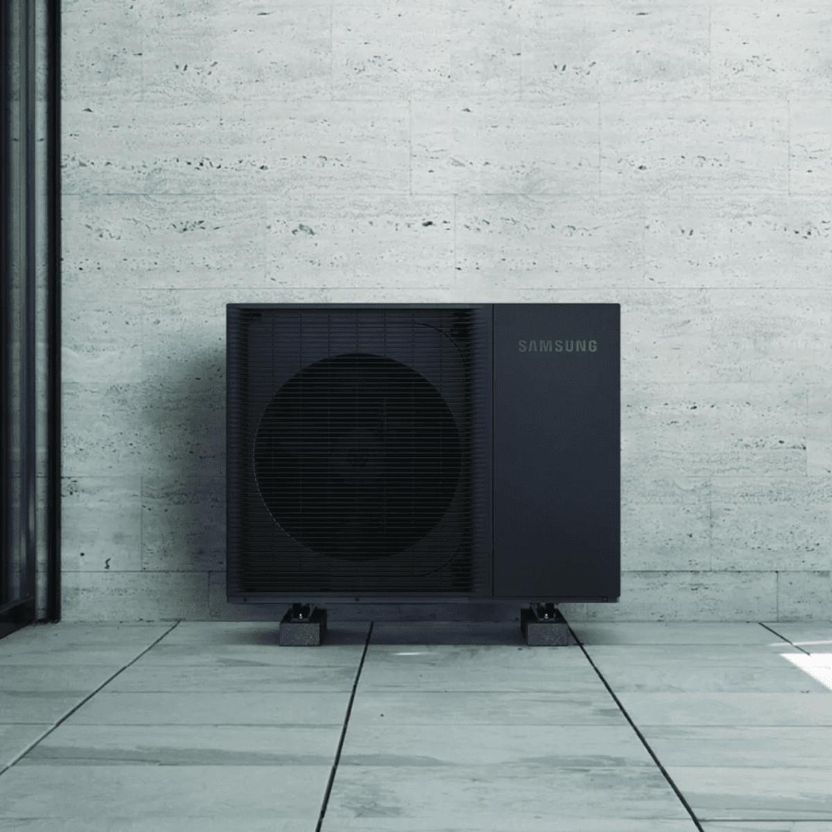 Unité extérieure aérothermique monobloc triphasée Samsung EHS HT Quiet 14 kW avec la référence AE140BXYDGG/EU de la marque SAMSUNG